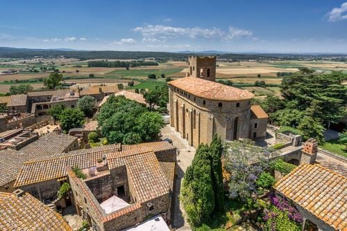 Avec ses murailles et ses tours médiévales, ce magnifique village à 1h30 de Barcelone vous transporte au Moyen-Âge
