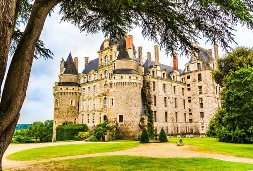 Moins connus et spectaculaires, ces châteaux de France méritent d'être visités au moins une fois !