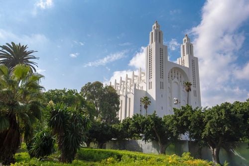 Ammirare l'architettura della chiesa del Sacro Cuore a Casablanca