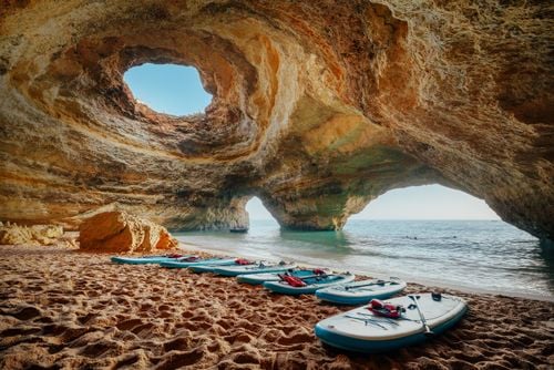 Cachée dans les falaises de l’Algarve, cette grotte spectaculaire abrite une plage accessible uniquement par la mer