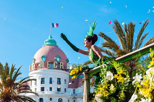 Immersione nel cuore carnevalesco di Nizza, tra colori, feste e icone.