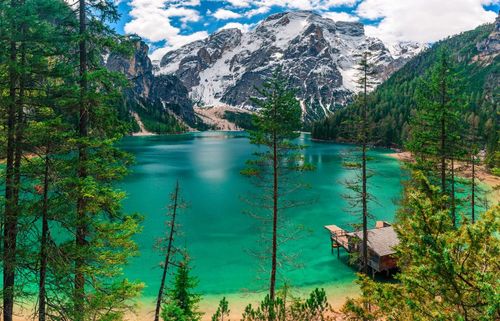 Ce lac vert émeraude est le plus beau des Dolomites ! A découvrir absolument au printemps 