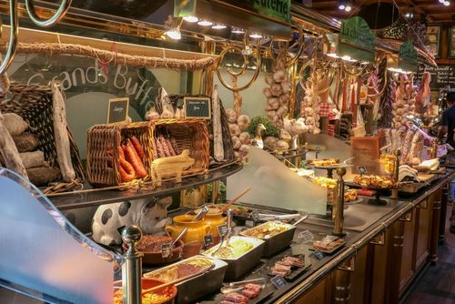 Foie gras, huîtres, homard… À Narbonne, ce buffet à volonté ne ressemble à aucun autre ! (il est même inscrit dans le Guiness Book des records)