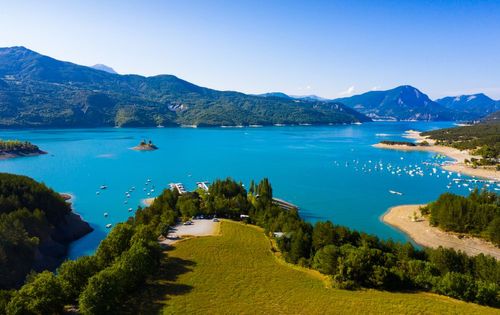 Embrun y el lago de Serre-Ponçon