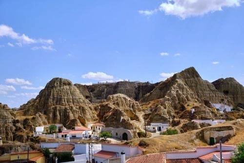 Canyons, villages perchés et troglodytes... 5 lieux méconnus et insolites à découvrir en Espagne