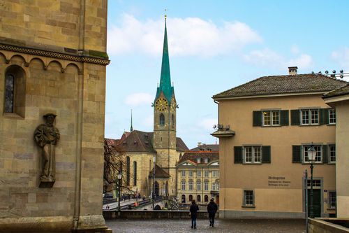 Scoprite la chiesa di Fraumünster,  sulla riva occidentale del fiume Limmat