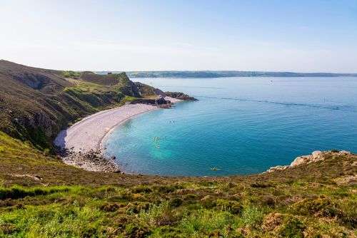 Plages préservées, menhirs, châteaux... Oubliez la Méditerranée, voyagez au cœur d’une Bretagne préservée