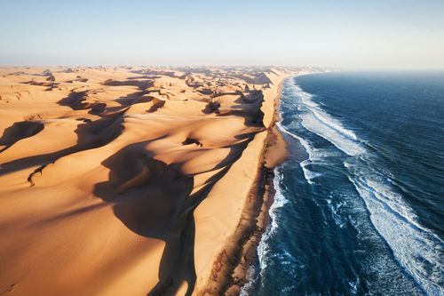Se balader dans les dunes ou bronzer sur la plage, pourquoi choisir ? 4 destinations où le désert rencontre la mer !
