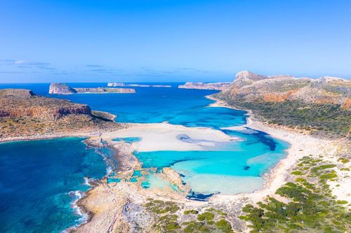 À la découverte des 5 plus belles plages de Grèce, idéales pour une escapade au soleil entre eaux turquoise et paysages de rêve