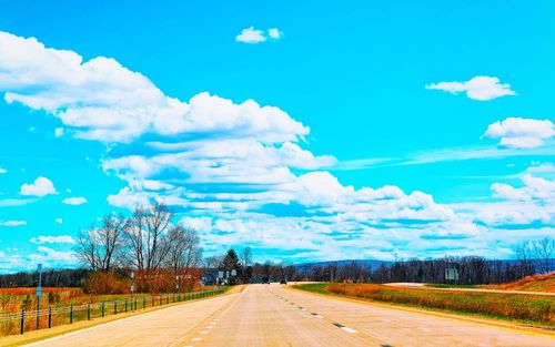 Louez une voiture et partez en road trip sur les impressionnantes routes des Etats-Unis. Attention, vous allez en prendre plein la vue !