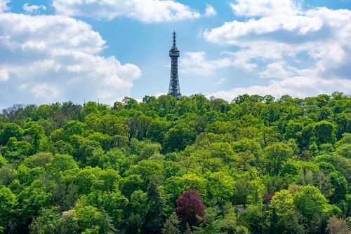 Comme un air de la Tour Eiffel à Prague ! Cette tour métallique ressemble à la Dame de fer et ce depuis 135 ans