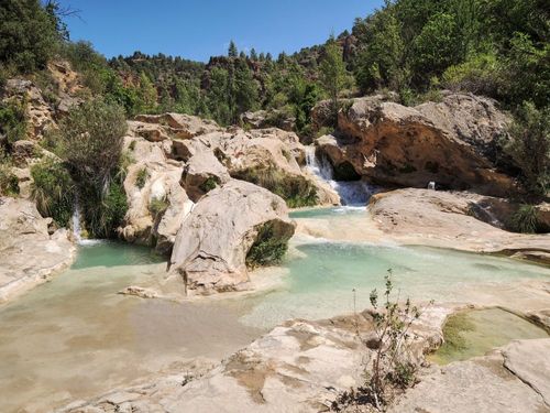 Cascades, plages, village... cet incroyable site naturel espagnol se trouve à 2h de la France ! (Et il cache un véritable paradis turquoise)