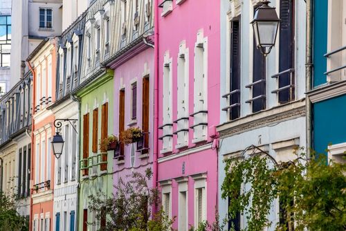 Roses, bleues, vertes ou rouges... Cet été, visitez les villes françaises les plus colorées de l'hexagone !