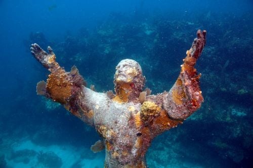 Ces oeuvres d'art impressionnantes se visitent sous l'eau ! Voici où les trouver 