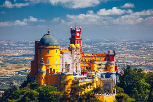 A 1h de Lisbonne, cette ville portugaise enchante par ses palais colorés et ses collines verdoyantes