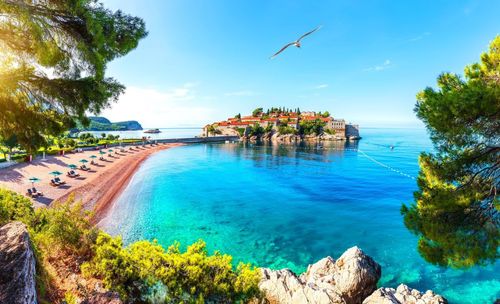 Les plages et activités aquatiques de Budva : explorez les trésors cachés de la côte monténégrine