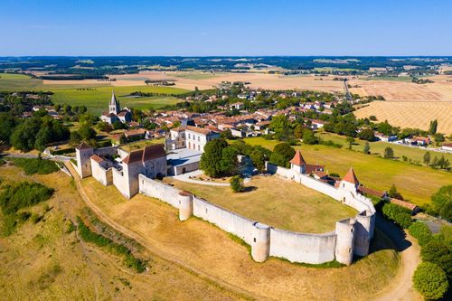 Village perché, petites ruelles, château millénaire... Cette "Petite cité de caractère" située en Charente est à visiter cet été !