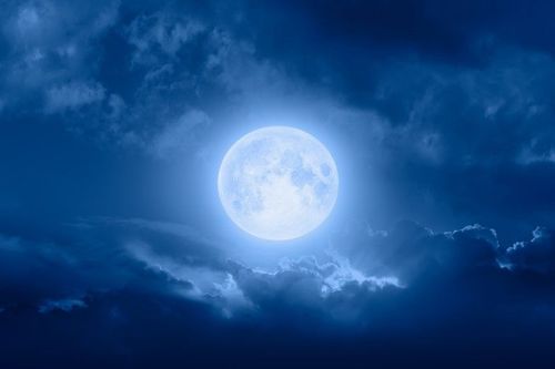 Une super lune bleue va éclairer le ciel français cette nuit ! On vous explique ce phénomène aussi rare qu’impressionnant