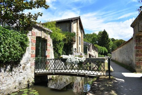 Ce village charmant et bucolique avec ses petits ponts se trouve à moins d’une heure de Paris !