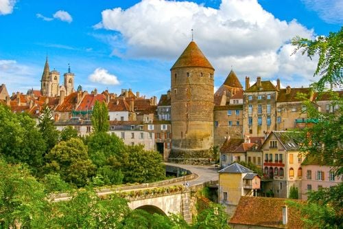 A 1h20 de Paris, cette cité médiévale est idéale pour un séjour qui allie nature et culture