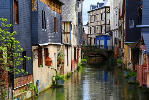 Avec ses canaux et ses maisons à colombages, ce petit village de Normandie est une pépite à découvrir de toute urgence !