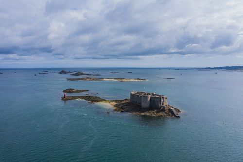 A 1h de Brest, ce château ressemble comme deux gouttes d'eau au Fort Boyard (et on peut le visiter !)