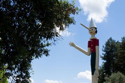 Ce village italien à 30min de la frontière française nous replonge en enfance en célébrant l’histoire de Pinocchio !
