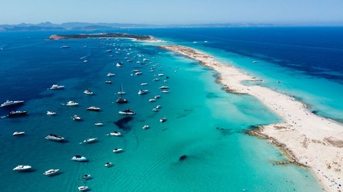 Sur cette plage aux eaux turquoise, on se croirait aux Maldives ou à Madagascar, et pourtant c’est l’Espagne !