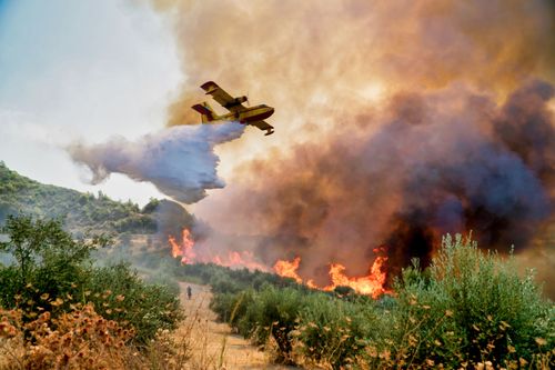 Incendies en Grèce : annulations de vols, évacuations… ce qu’il faut savoir