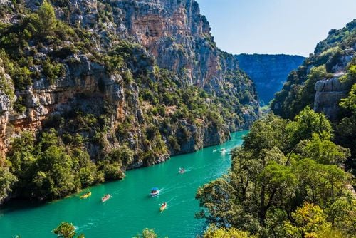 Entre plages sauvages, sentiers de montagne et cités antiques, que faire dans le Var cet été ?