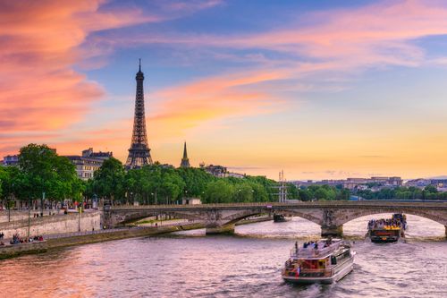 Mark your calendars! Les Vedettes de Paris offers cruises and open-air cinema screenings (at low prices!)