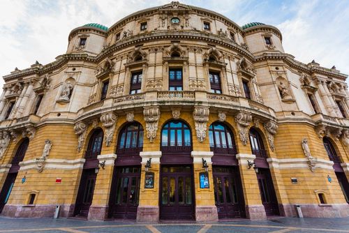 Voyage au cœur de Bilbao : splendide combo du Théâtre Arriaga et de la Cathédrale de Santiago