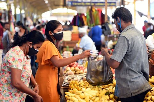 Passeggiata al mercato galleggiante di Pettah a Colombo, capitale dello Sri Lanka