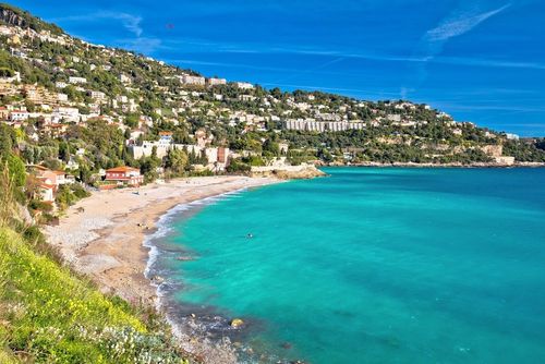 Oubliez les plages bondées et découvrez ces 5 plages sauvages et moins fréquentées sur la Côte d'Azur !