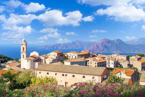 Surnommé “ la perle grecque”, ce village perché en Corse est un véritable bijou à découvrir cet été ! 