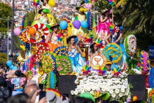 Cette île portugaise s’apprête à célébrer une fête colorée durant presque un mois ! A découvrir au moins une fois