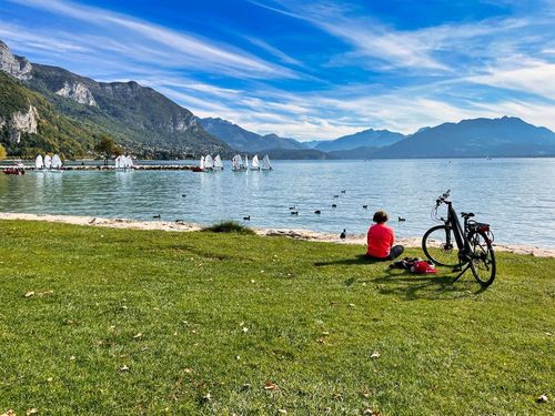 La ruta verde alrededor del lago de Annecy en bicicleta