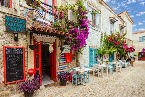 Maisons blanchies à la chaux, volets turquoise et ruelles fleuries : ce village turc est un vrai décor de carte postale encore ignoré des touristes