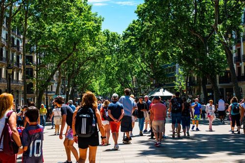 Surnommée “les Champs Elysées de Barcelone”, voici tout ce qu’il faut savoir sur cette rue incontournable avant de la visiter