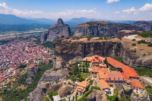 La Grèce regorge de joyaux naturels, mais connaissez-vous les Météores ? Un trésor géologique spectaculaire !