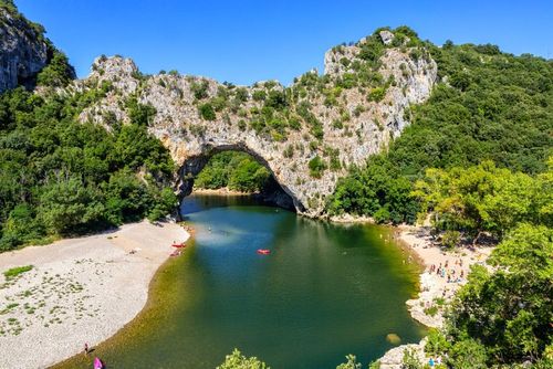 Visitez vite Joyeuse et ses alentours avant que ce charmant village d'Ardèche ne devienne trop touristique !