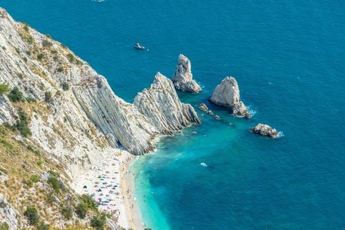 Pour vos prochaines vacances sur la Côte Amalfitaine, voici 5 plages où aller pour éviter la foule au maximum 
