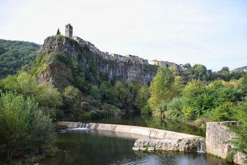 Perché sur une falaise, ce village impressionnant se situe à 1h de Perpignan !