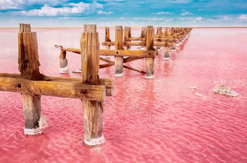 Avez-vous déjà vu un lac rouge ou rose ? Voici 8 lacs aux couleurs spectaculaires à découvrir !