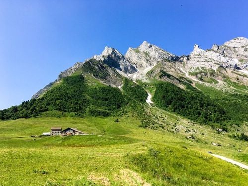 Marre de la chaleur étouffante et du sable dans le sac ? Découvrez les avantages de la montagne en été