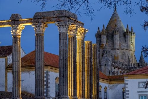 Il tempio romano di Évora e la sua città storica