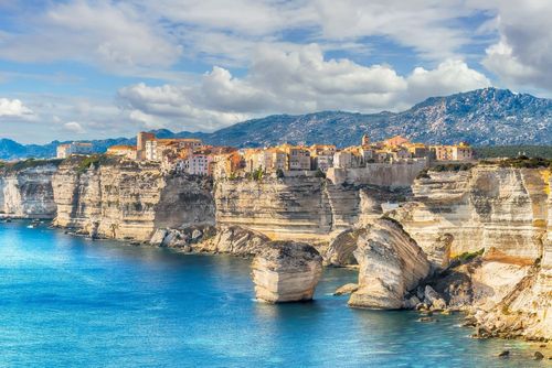 En Corse, cette ville perchée sur des falaises regorge de pépites à découvrir ! 