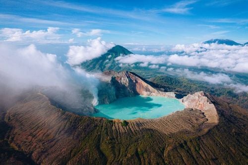 Entre flammes bleues et lac turquoise, découvrez le Kawah Ijen, le volcan le plus surnaturel d'Indonésie 