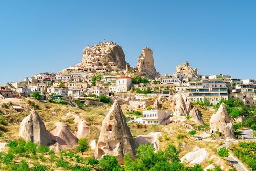 Creusées dans la roche, ces habitations font partie des plus insolites. Voici les plus beaux villages troglodytes du monde (il y en a un en France)