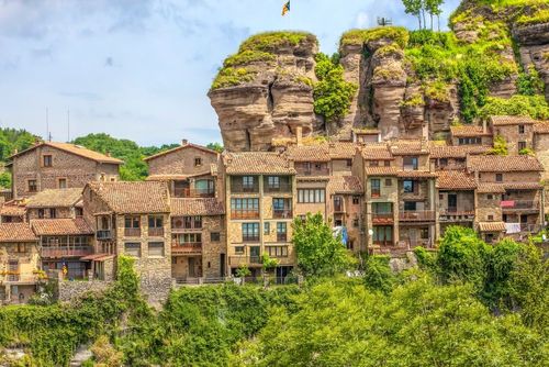 Pont suspendu, cascades et petites ruelles... ce joli village caché à 1h30 de Barcelone offre une escapade hors du temps !